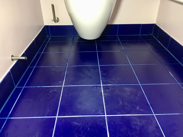 En blå fuge lagt af fugefirmaet i et nydeligt toilet