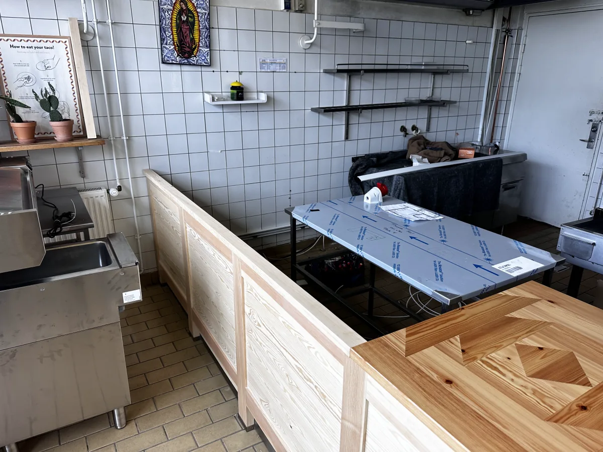 Erhvervskøkken under renovering før udførelse af nye hygiejniske fuger og tætninger