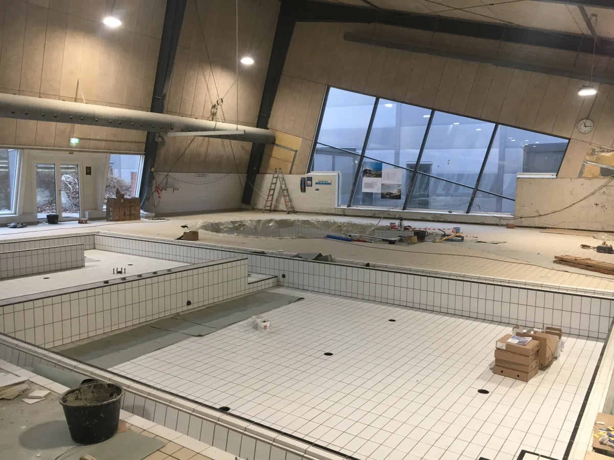 Taastrup Svømmehal under renovering med flisebelagte bassiner og klargøring til fugearbejde