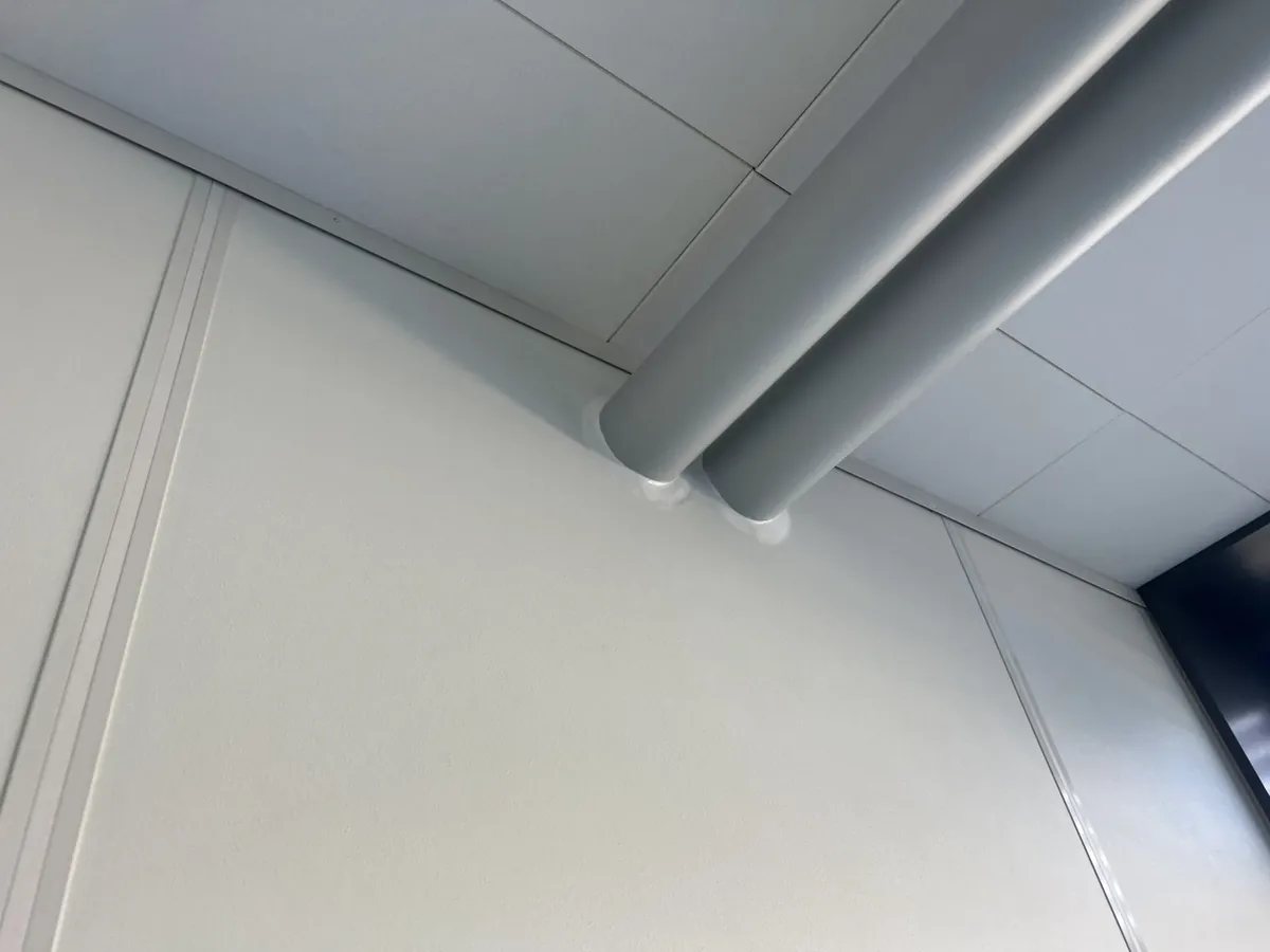 Professionelt udført brandtætning omkring gennemføringer i loftelementer.