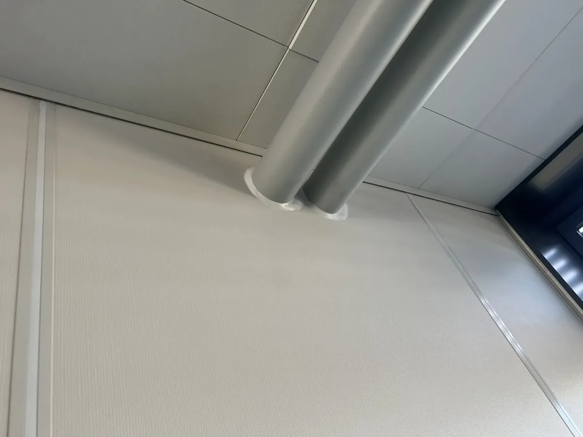 Tætning med brandfugemasse omkring tekniske rørgennemføringer i loft.