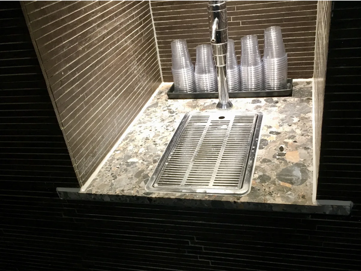 Vandstation med nye tætte fuger i spa- og badeområde