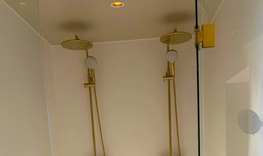 Fugning i bruseniche med glasvægge i hotelbadeværelse på Copenhagen Hotel Marriott