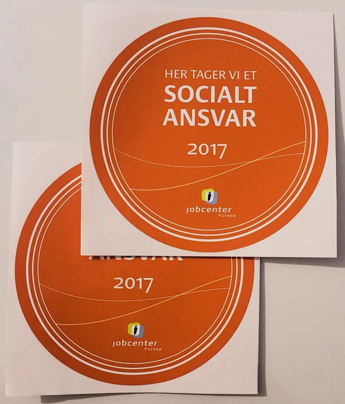 Mærkater fra Furesø Jobcenter med teksten Her tager vi et socialt ansvar 2017
