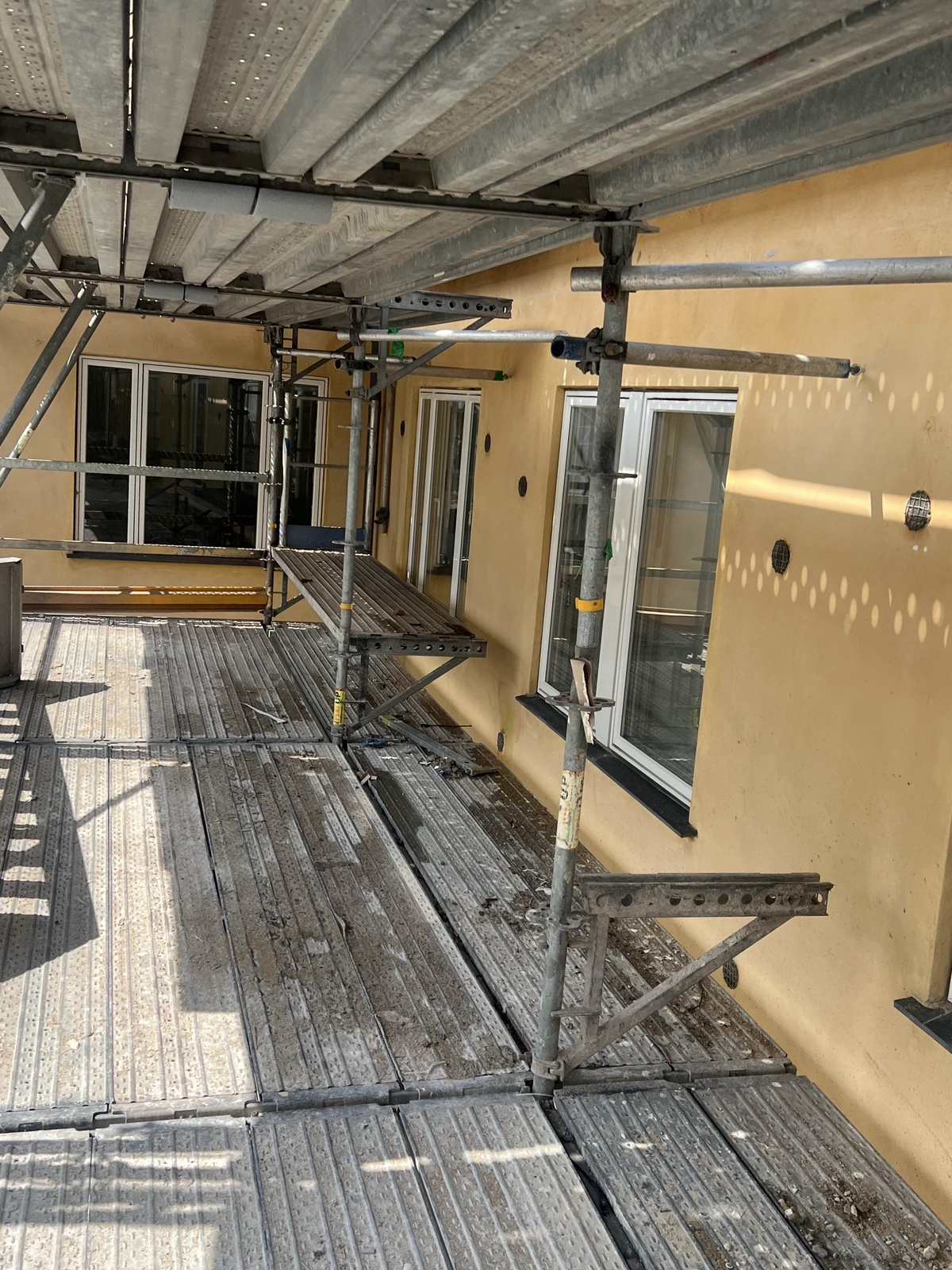 Vinduer på facaden under renovering og fugning på Fynshuse i København NV