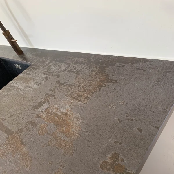 Fugning omkring vask og bordplade i minimalistisk køkken