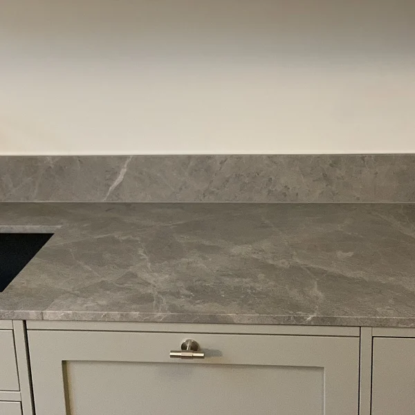 Fugning af midtersektion på køkkenbordet i lyst design
