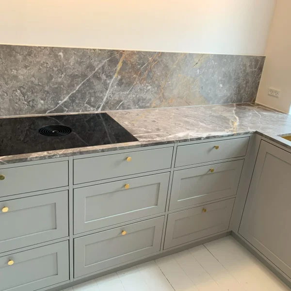 Professionel omfugning og renovering af køkken med marmorbordplade